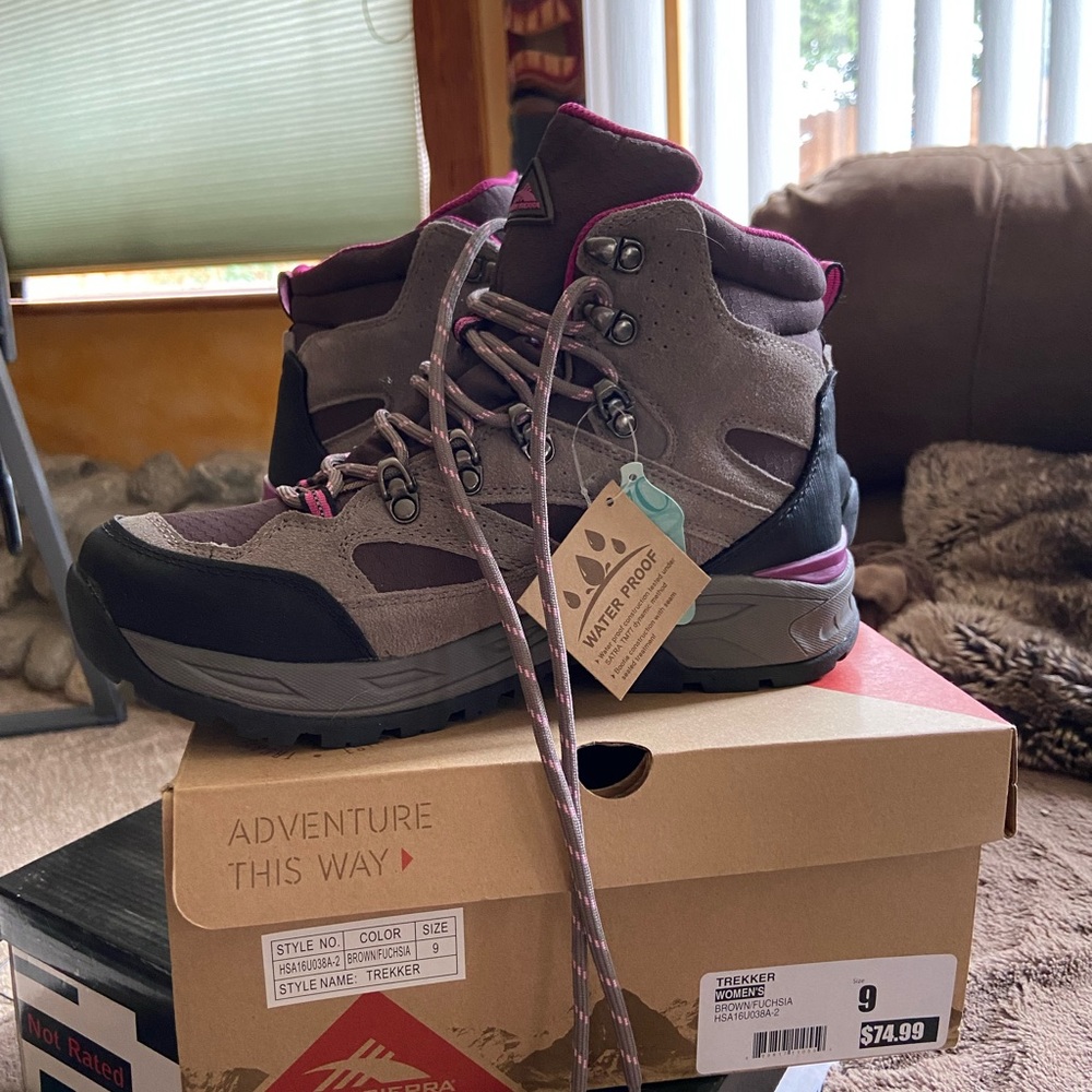 NEW high sierra womens size 9 hiking boots